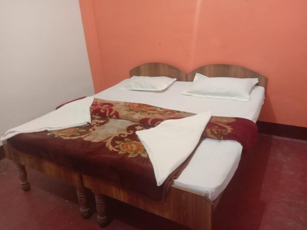 فندق Om Rest House فاراناسي المظهر الخارجي الصورة