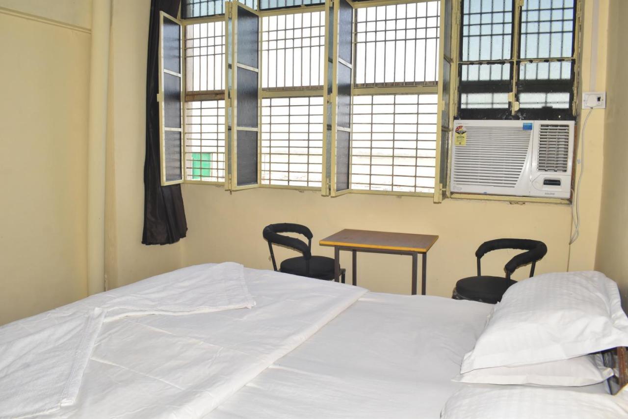فندق Om Rest House فاراناسي المظهر الخارجي الصورة