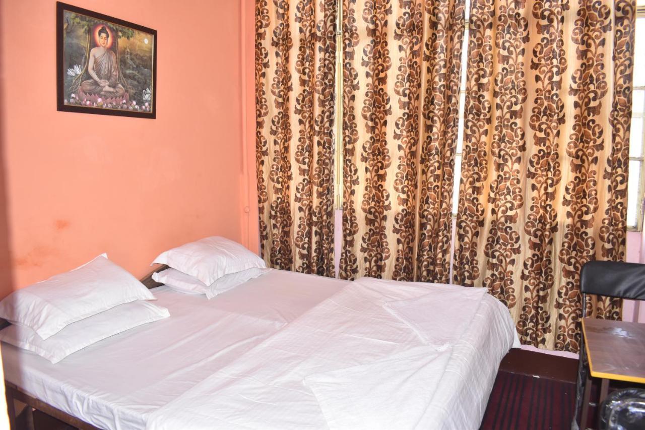 فندق Om Rest House فاراناسي المظهر الخارجي الصورة